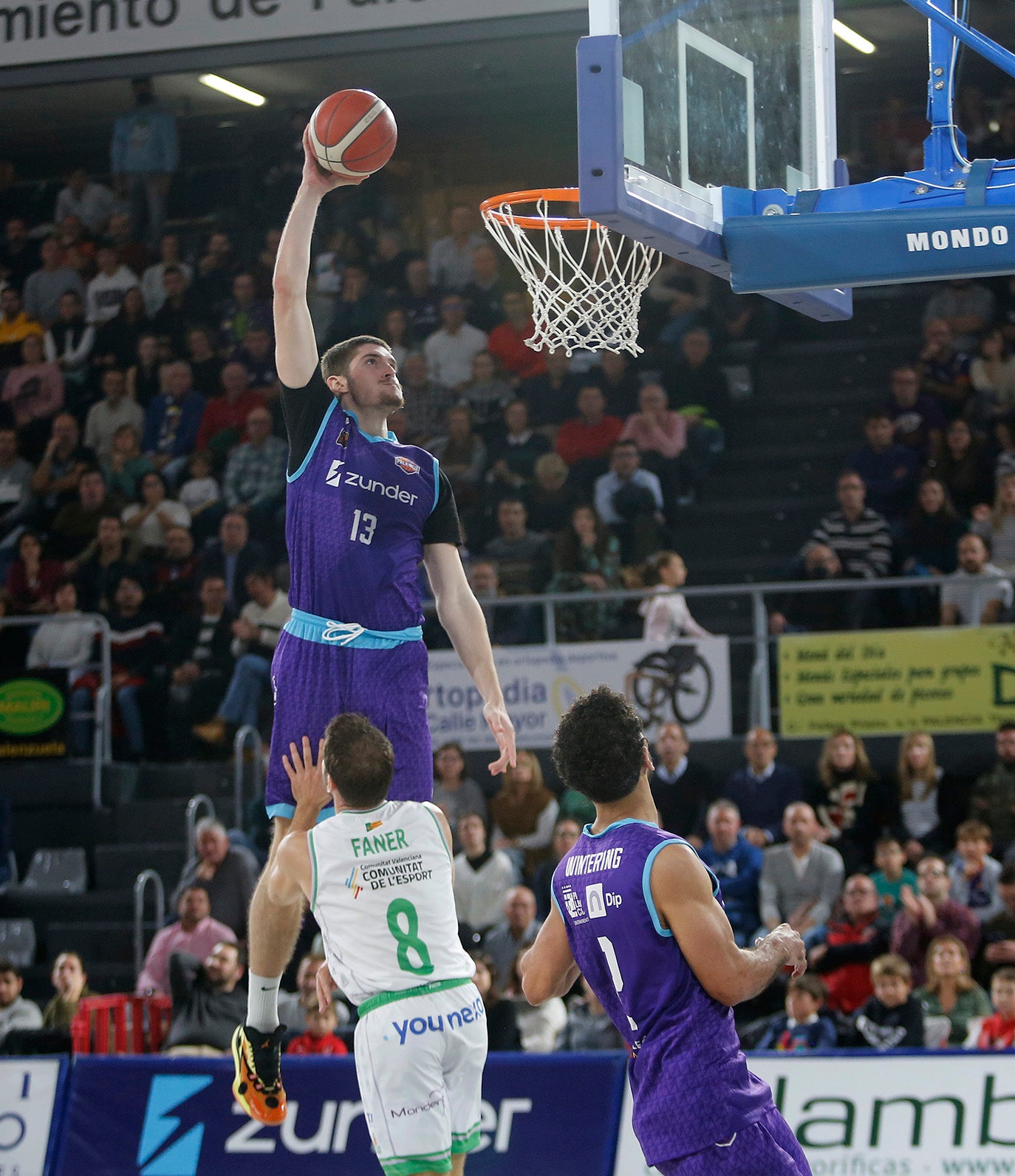 Zunder Palencia Baloncesto 77 - 63 TAU Castelló