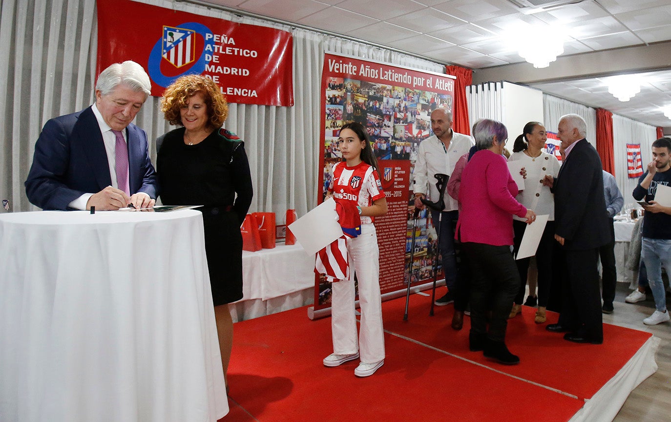 Enrique Cerezo, visita a la peña atlética de Palencia