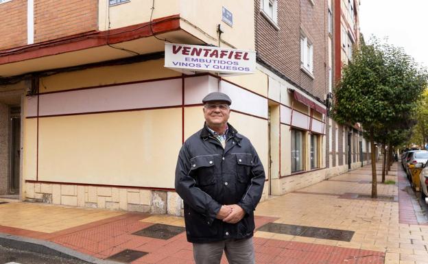 Román. delante del local que ha comprado en Las Batallas para transformarlo en un hogar.