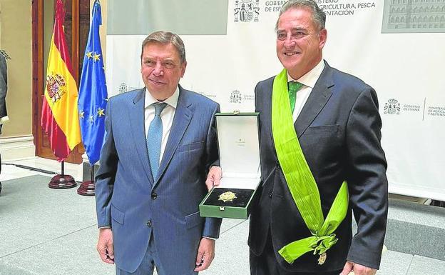 El presidente de Bioammo recibe la Gran Cruz al Mérito Agrario