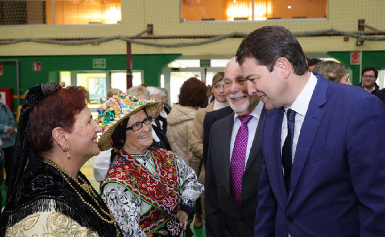 Alfonso Fernández Mañueco, en las casas regionales de Portugalete. 