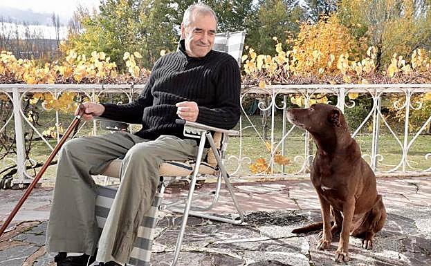 José Antonio Martínez Climent, junto a su perro Canelo en las inmediaciones del Canal de Castilla. 
