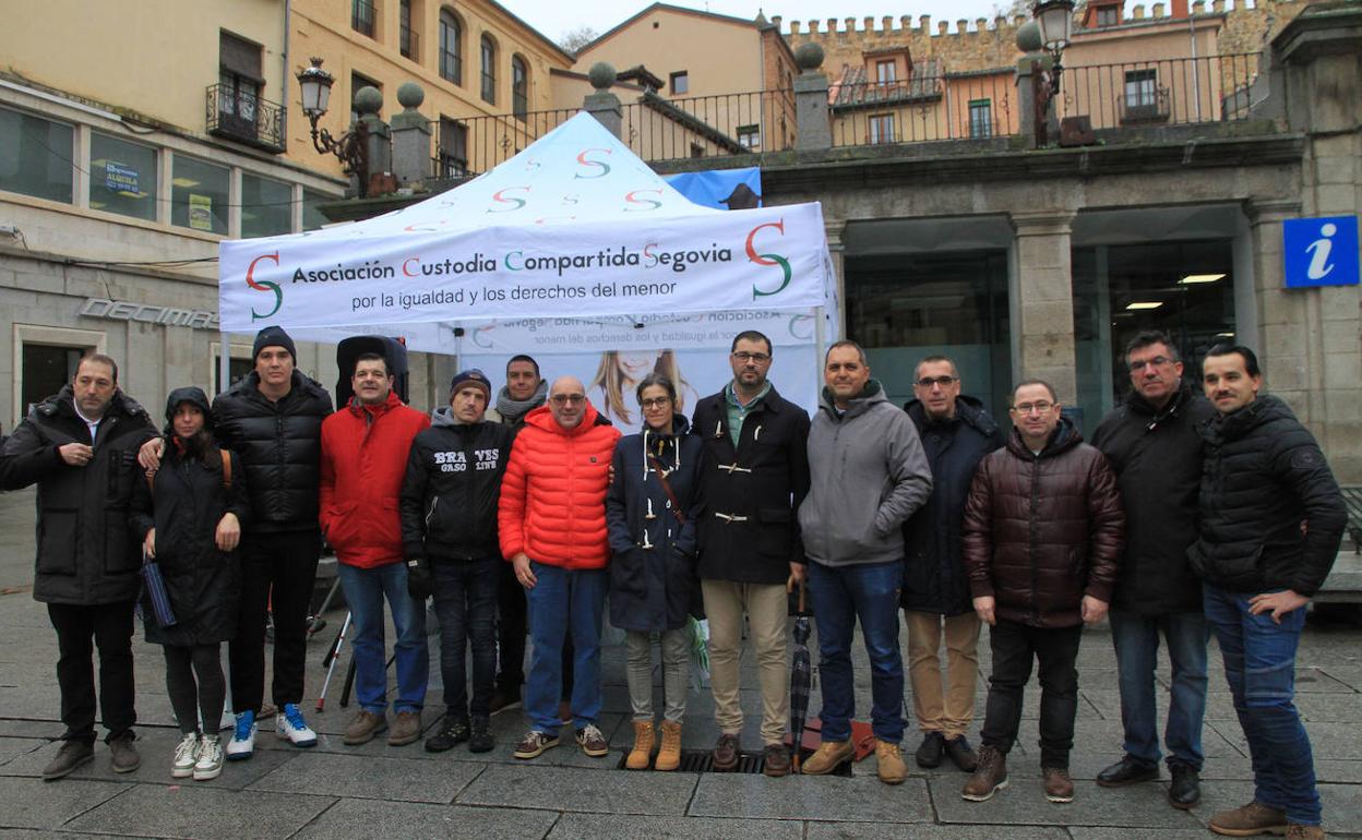 La Asociación de Custodia Compartida de Segovia conmemora este domingo el Día Universal del Niño, junto al padre de Olivia (sexto por la derecha). 
