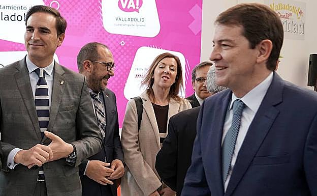 El alcalde de Medina del Campo, Guzmán Gómez, y el presidente de Castilla y León, Alfonso Fernández Mañueco, el viernes en Intur.