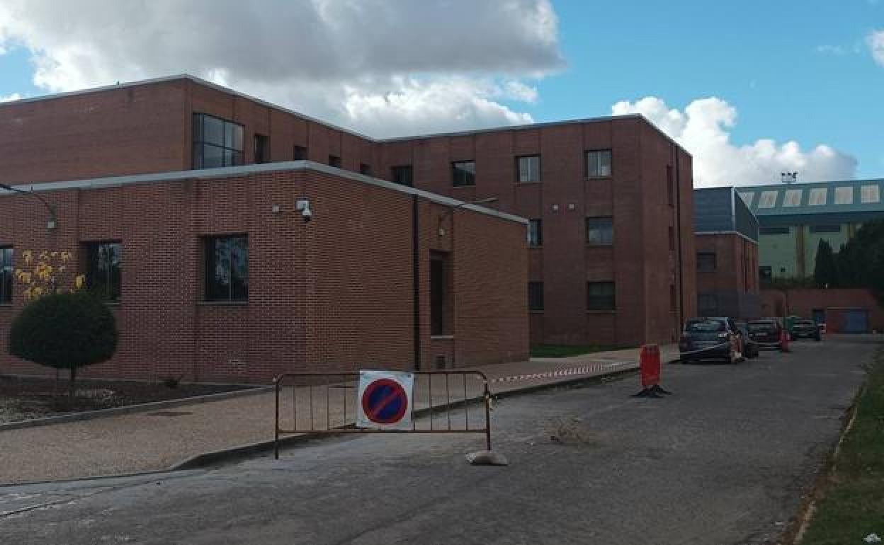 Preparativos para iniciar las obras en el aparcamiento del Hospital Comarcal de Medina del Campo, unas obras que obligarán a cerrar por unos días la zona destinada a aparcar coches. 