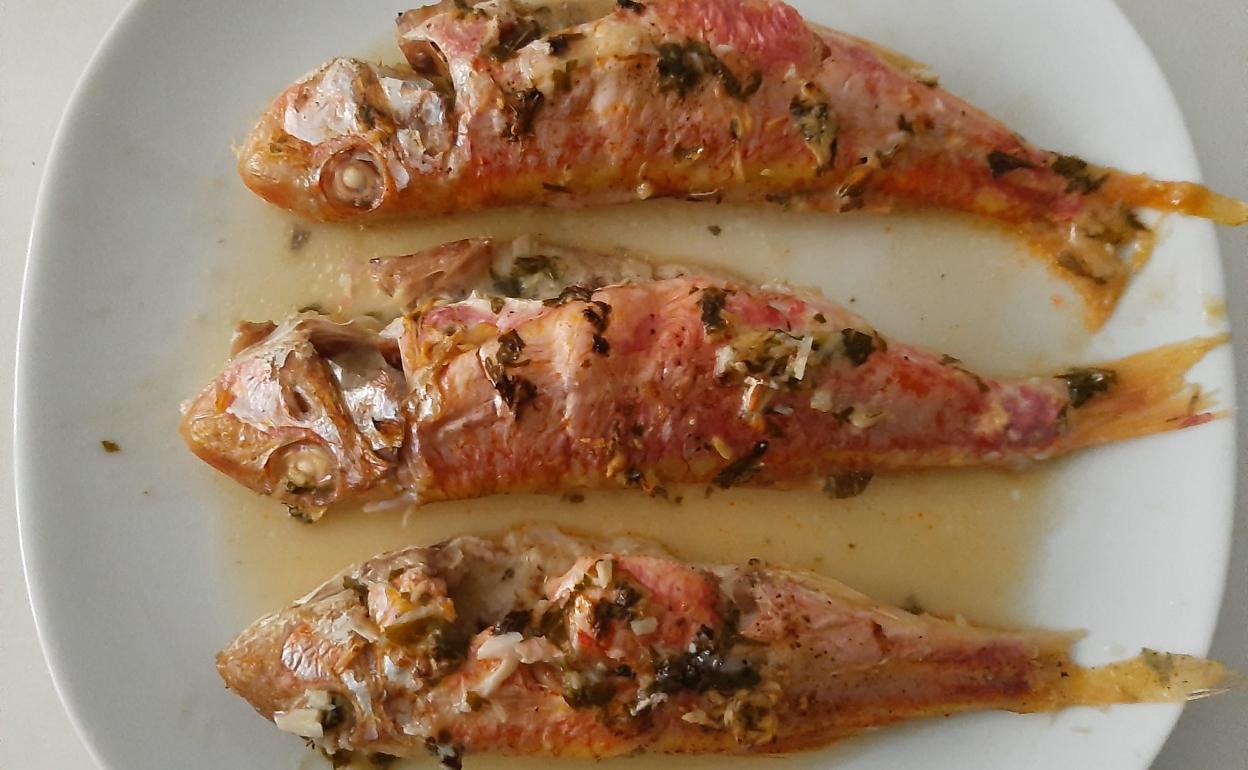 Salmonetes al ajillo.