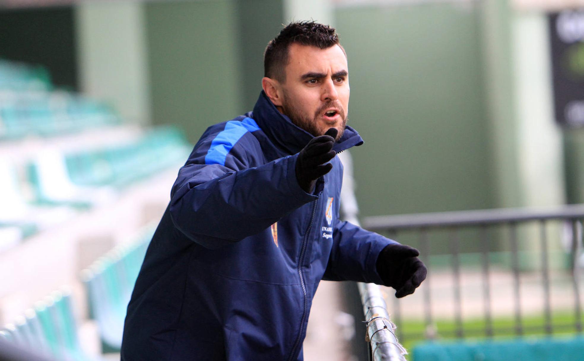 El nuevo entrenador del Unami, Juan Folgado, da instrucciones desde la grada en el partido de este sábado en La Albuera. 