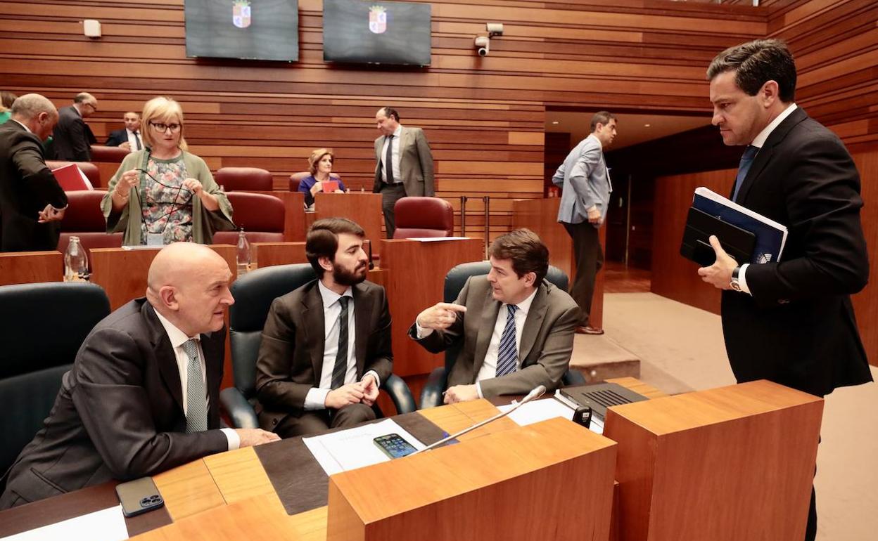 Fernández Mañueco conversa en las Cortes con García-Gallardo y Carnero, en presencia del popular Raúl de la Hoz.