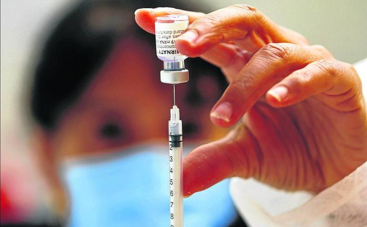 Personal sanitario preparando la dosis de una vacuna contra la COVID19.