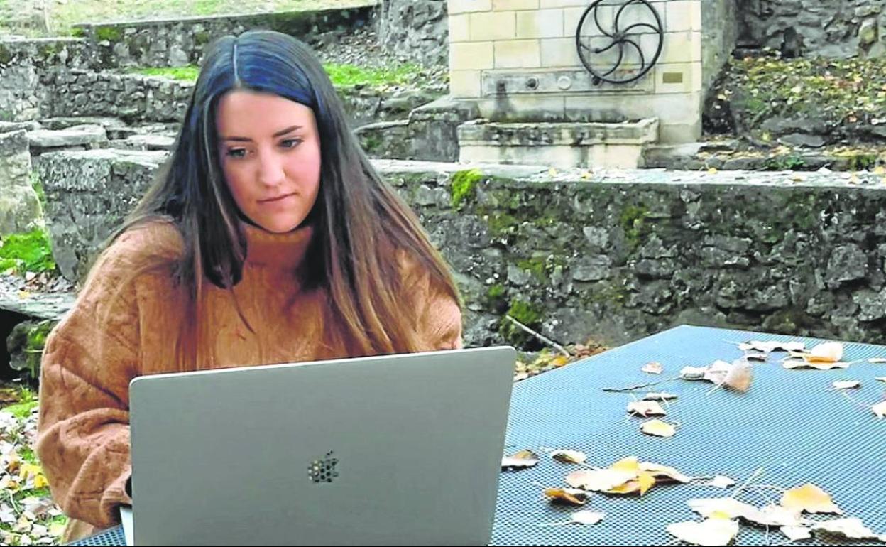 Marta García, con su portátil, en Casla, desde donde trabaja en su empresa de eventos. 