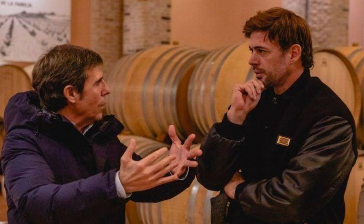 El presidente de Bodegas Emilio Moro, Javier Moro, conversa con el actor William Levy.