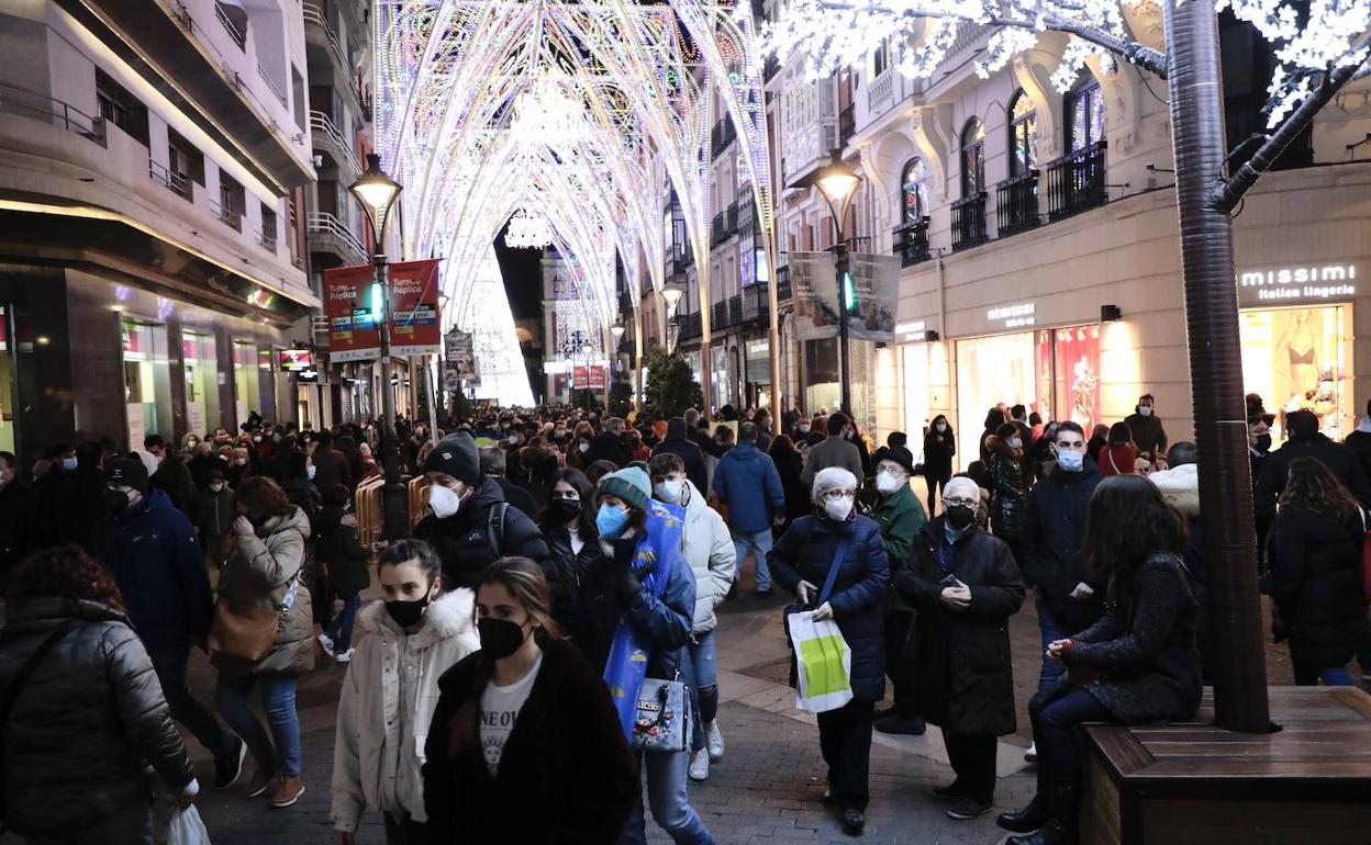 La calle Santiago llena de gente en las Navidades del pasado año. 