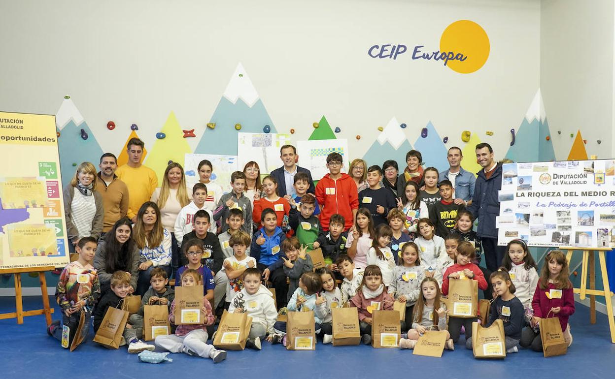 Conrado Íscar con alumnos y profesores del CEIP Europa de La Pedraja de Portillo. 