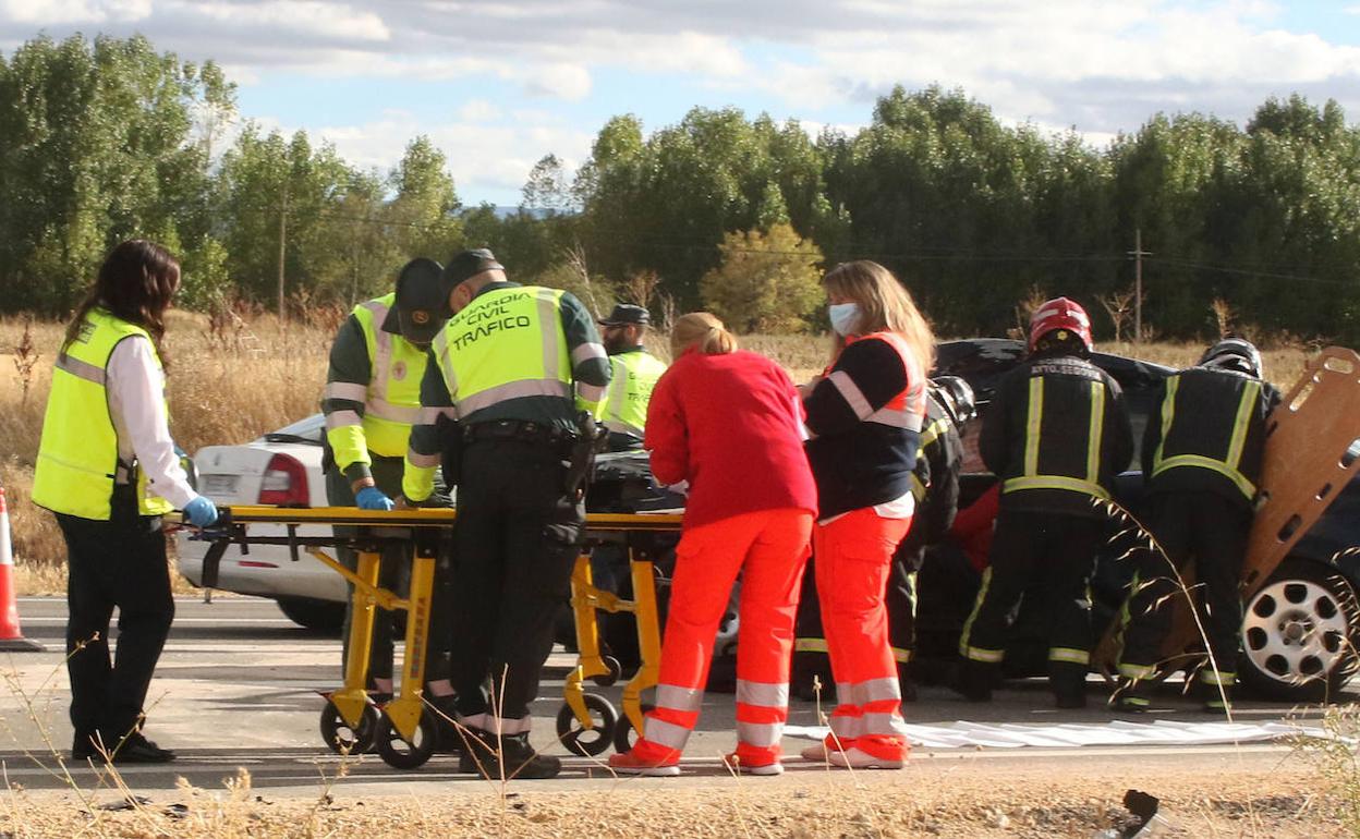 Guardia Civil, bomberos y equipos de emergencias sanitarias intervienen en el trágido accidente de septiembre en el que murieron dos peronas en la SG-205. 