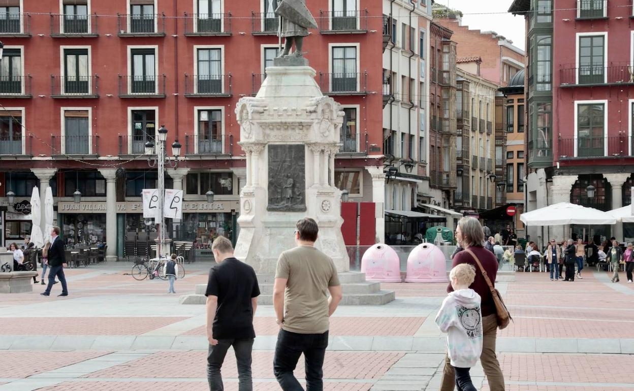 Viandantes paseando en la Plaza Mayor de Valladolid