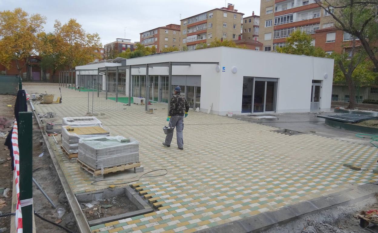 Los operarios rematan el exterior de la escuela infantil El Cascabel de La Rondilla. 