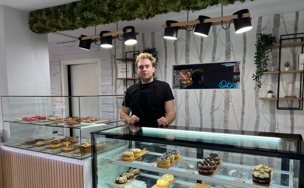 El repostero vallisoletano de 24 años en su negocio Diego Patisserie 