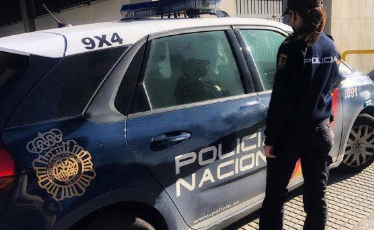 Una agente de la Policía Nacional. 