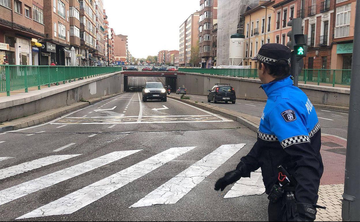 Un policía local regula el tráfico tras la reapertura del túnel de San Isidro. 