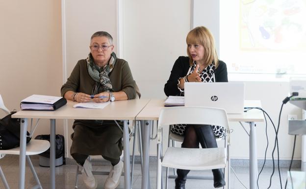 Ana Álvarez y Maribel Velicia, durante una sesión en el centro cívico José María Luemo de Covaresa. 