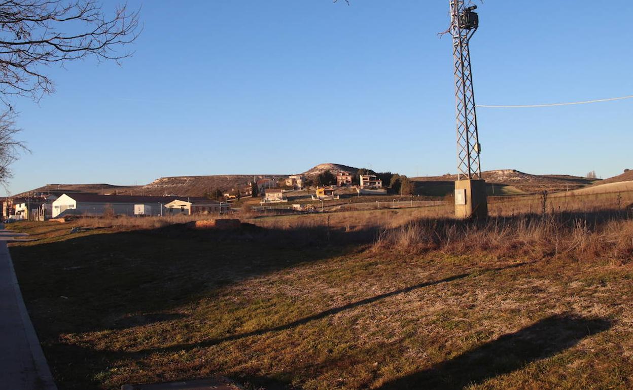 Zona del Camino de Valdeolmos donde se incluirá una vía de servicio y se instalará la nueva superficie comercial. 