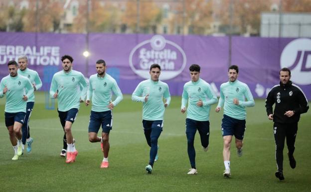 Varios jugadores del primer equipo, con David Torres entre ellos. 