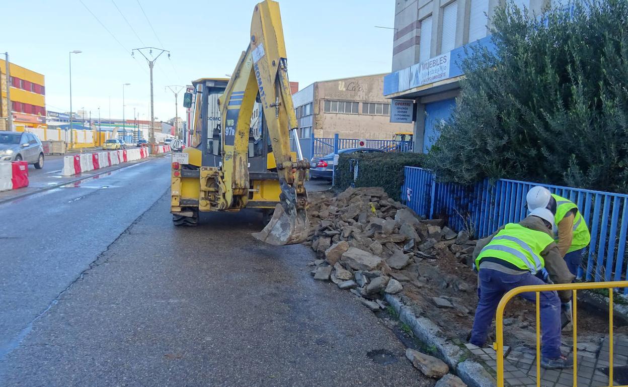 Trabajos de renovación de la acera del lado de los impares de la avenida de El Norte de Castilla. 