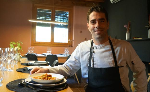 Fran Beltrán mostrando sus deliciosos Callos a la Madrileña en el restaurante Entretierras.