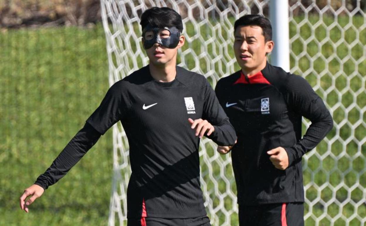 Heung-min Son, con máscara en un entrenamiento de Corea del Sur. 