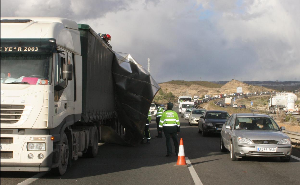 Camión parado por levantamiento de la chapa del techo del remolque a causa del viento.