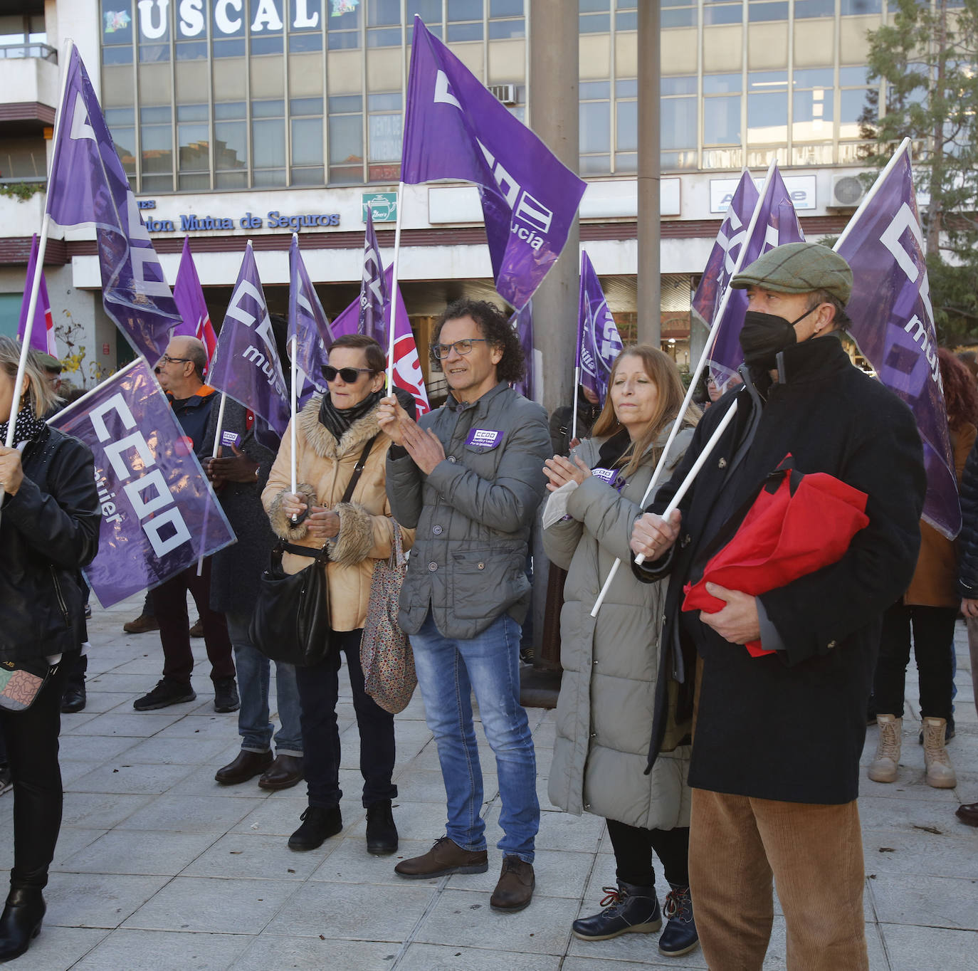 Sindicatos e instituciones salen a la calle para clamar contra la lacra de la violencia de género