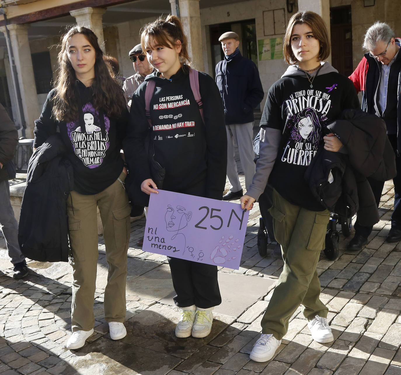 Sindicatos e instituciones salen a la calle para clamar contra la lacra de la violencia de género