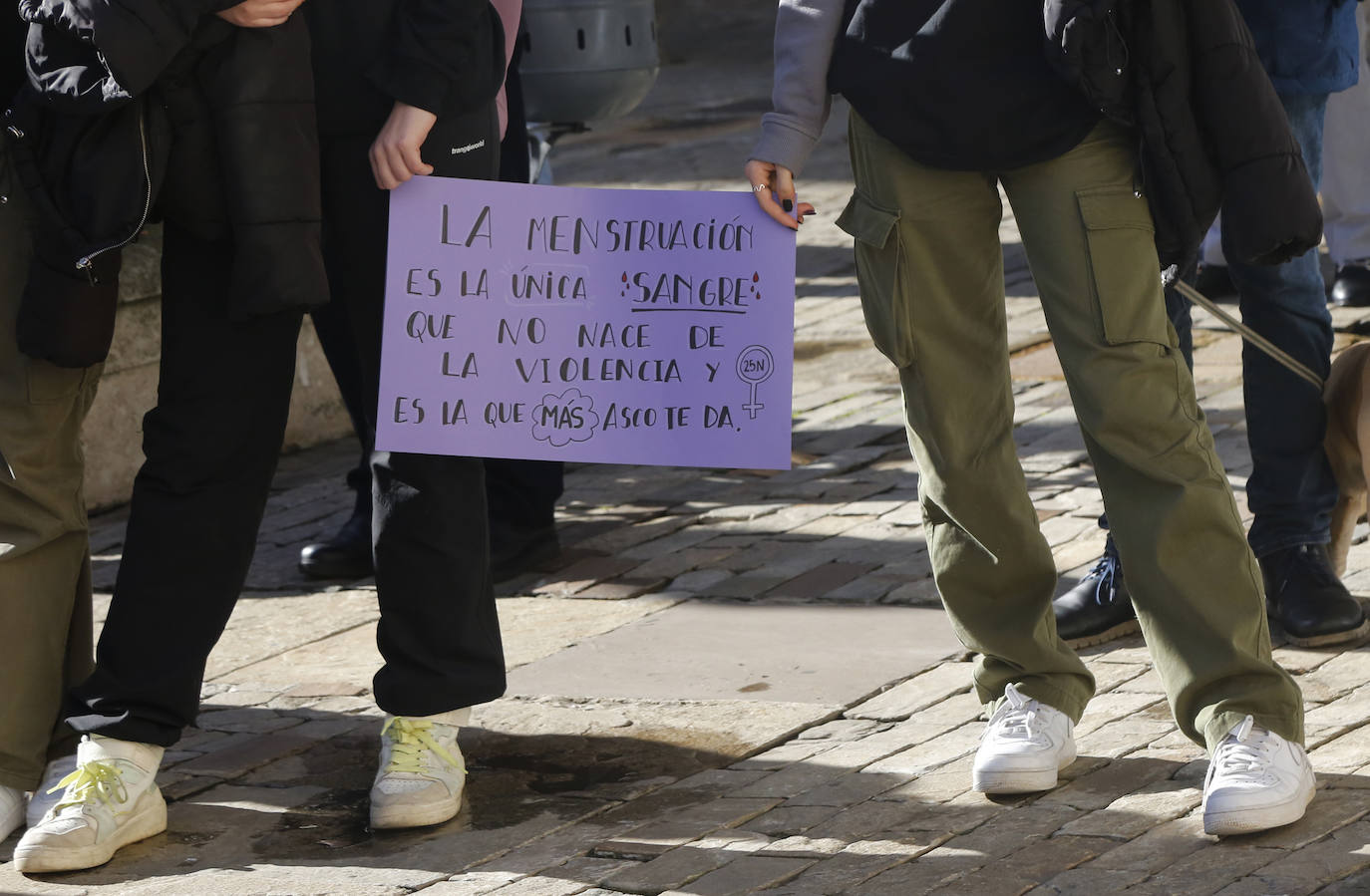 Sindicatos e instituciones salen a la calle para clamar contra la lacra de la violencia de género