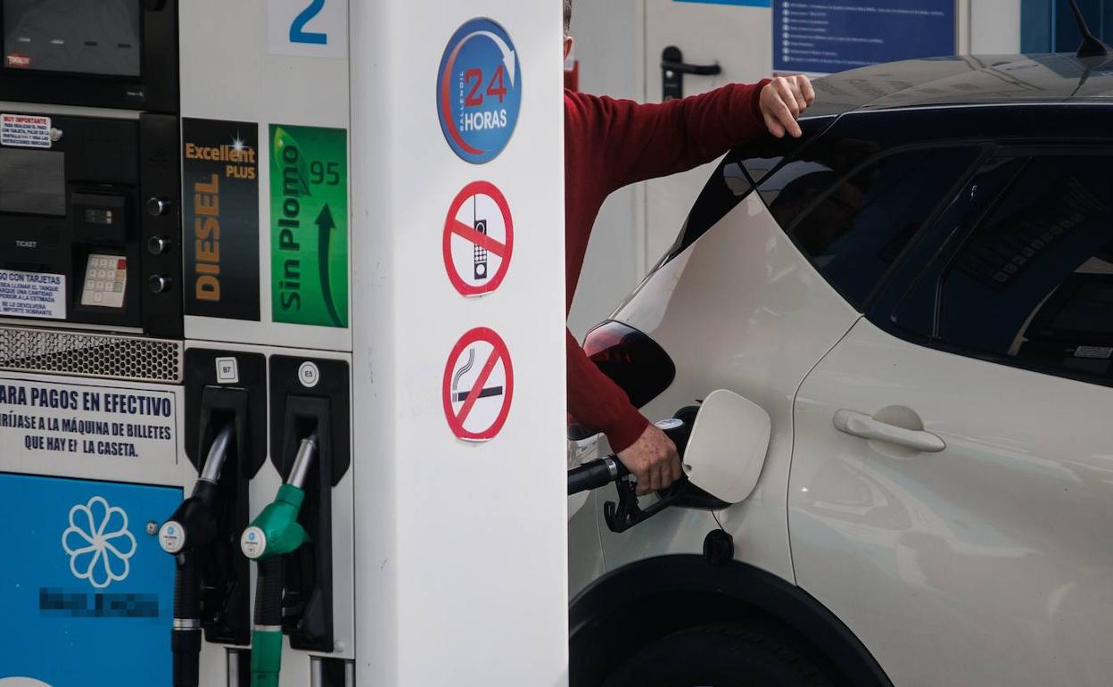 Un conductor reposta en una gasolinera. 