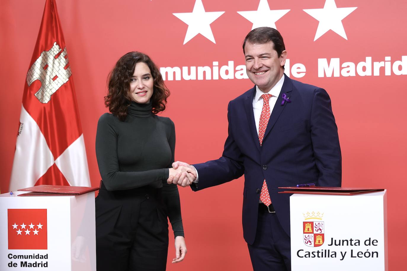 Isabel Díaz Ayuso y Alfonso Fernández Mañueco, durante la firma del acuerdo.