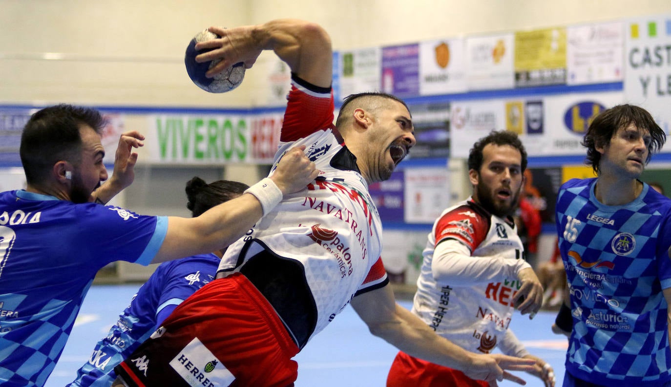 Victoria del Balonmano Nava ante Oviedo. 