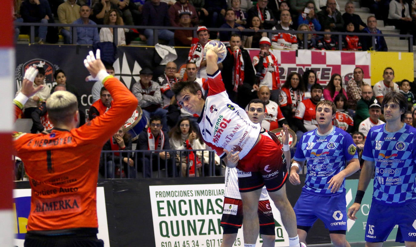 Victoria del Balonmano Nava ante Oviedo. 