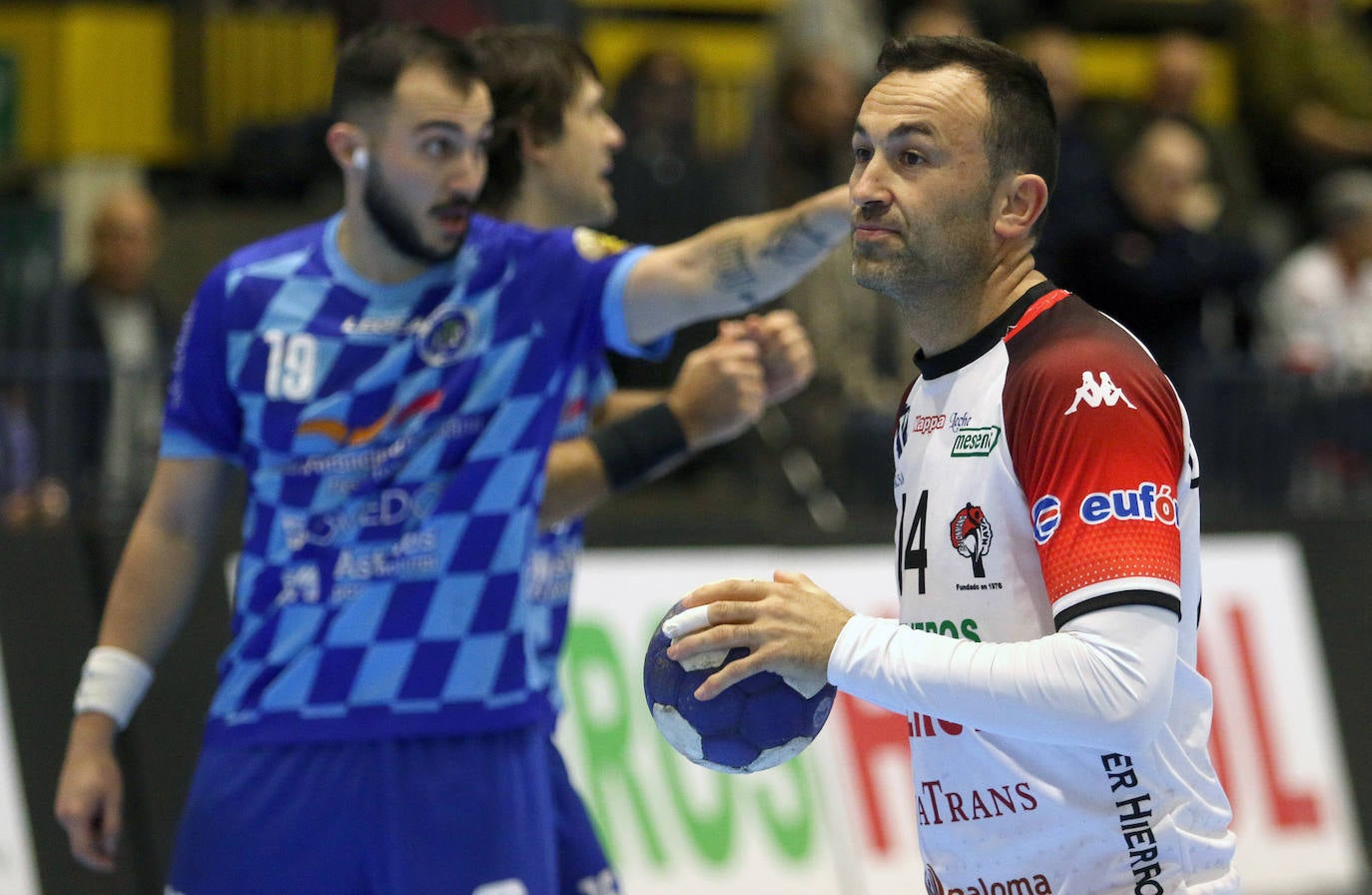 Victoria del Balonmano Nava ante Oviedo. 