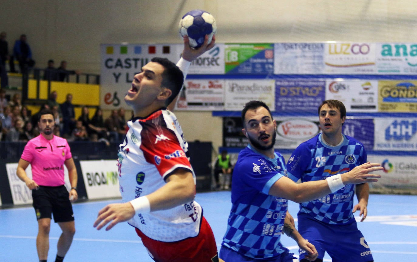 Victoria del Balonmano Nava ante Oviedo. 