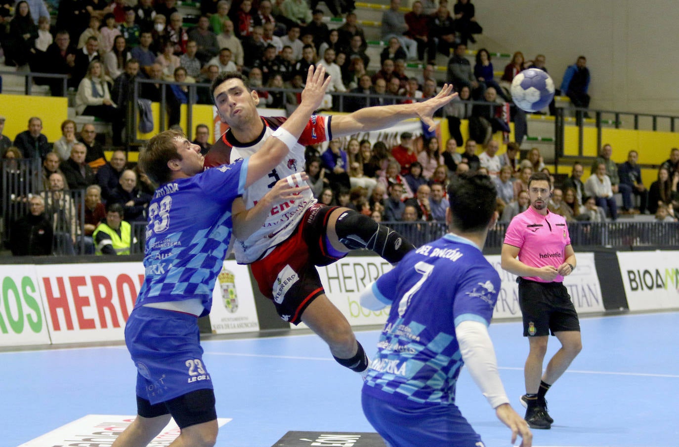 Victoria del Balonmano Nava ante Oviedo. 