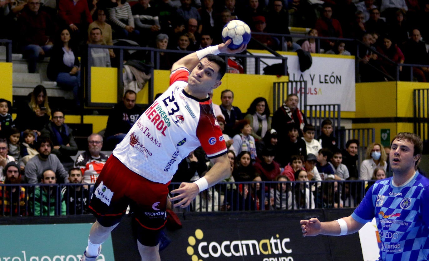 Victoria del Balonmano Nava ante Oviedo. 