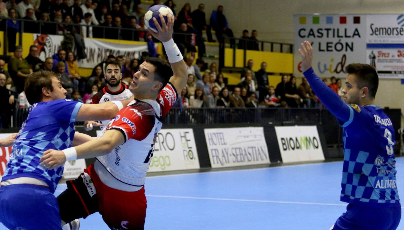 Victoria del Balonmano Nava ante Oviedo. 