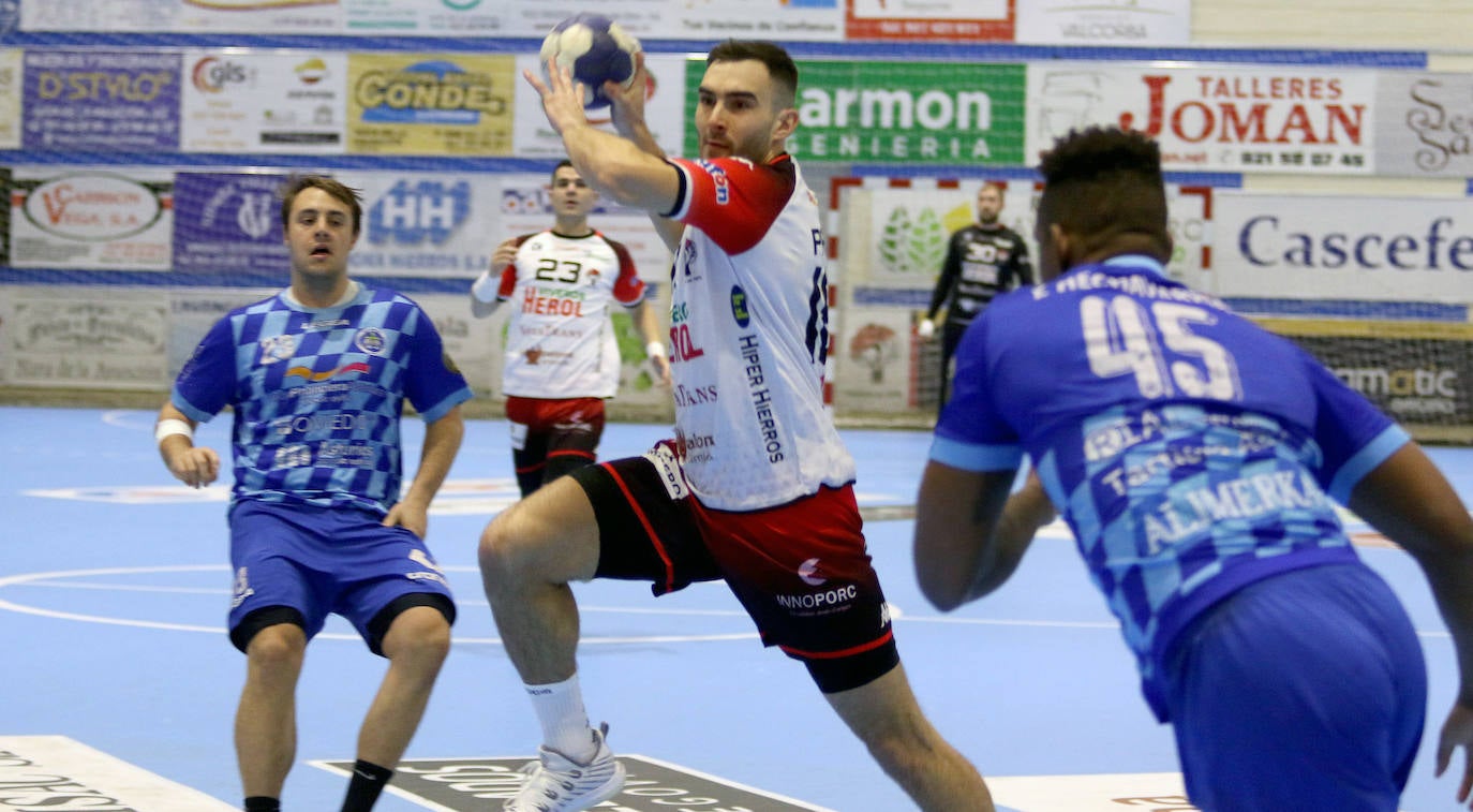 Victoria del Balonmano Nava ante Oviedo. 