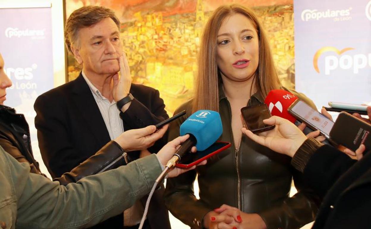 El secretario general del PPCyL, Francisco Vázquez, con la nueva presidenta provincial, Ester Muñoz. 