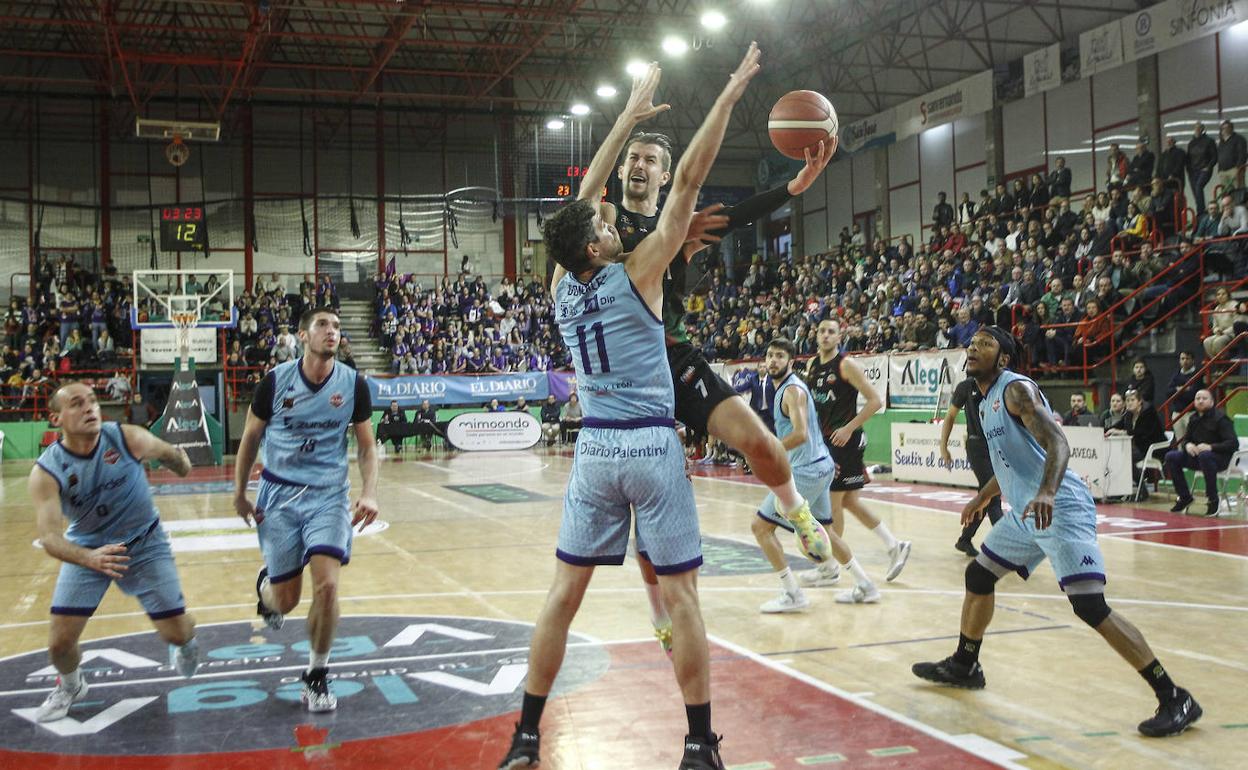 Chema Gónzalez defiende una entrada a canasta rival. 