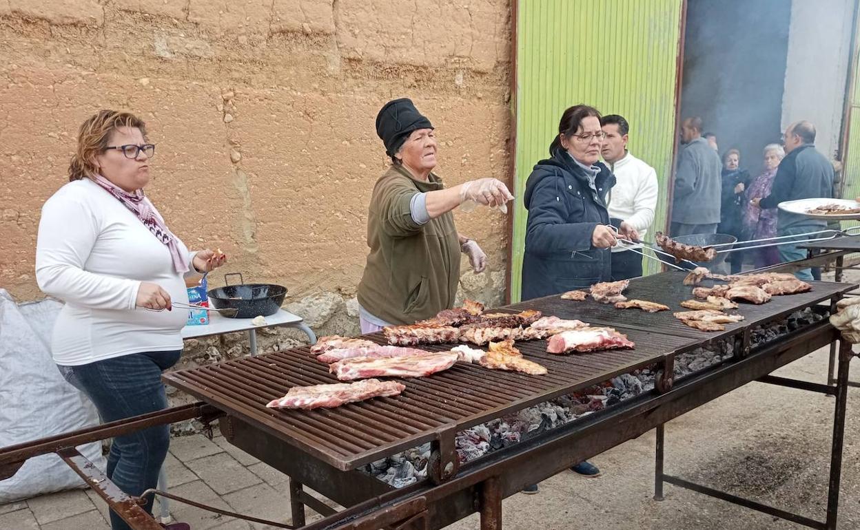 Dos mujeres cocinan a