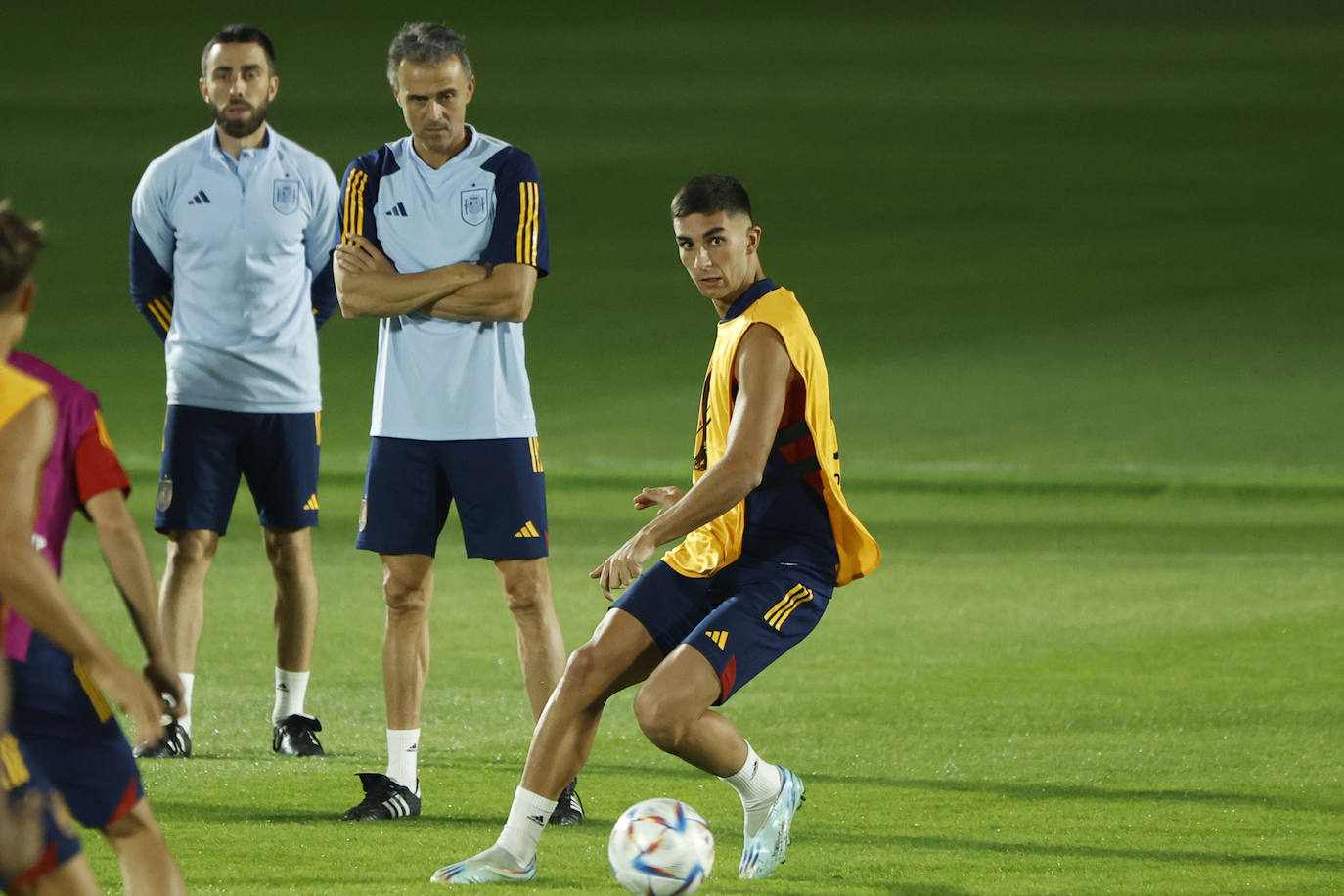 Ferran Torres, seguido de cerca en el entrenamiento de este sábado por Luis Enrique y Rafel Pol