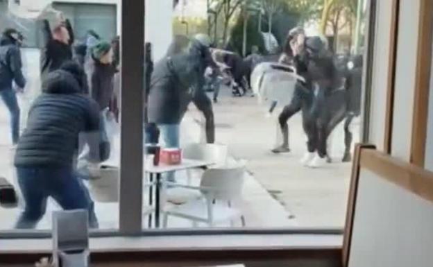 Vista desde un bar de la pelea entre aficionados del Real Zaragoza y del Burgos CF. 