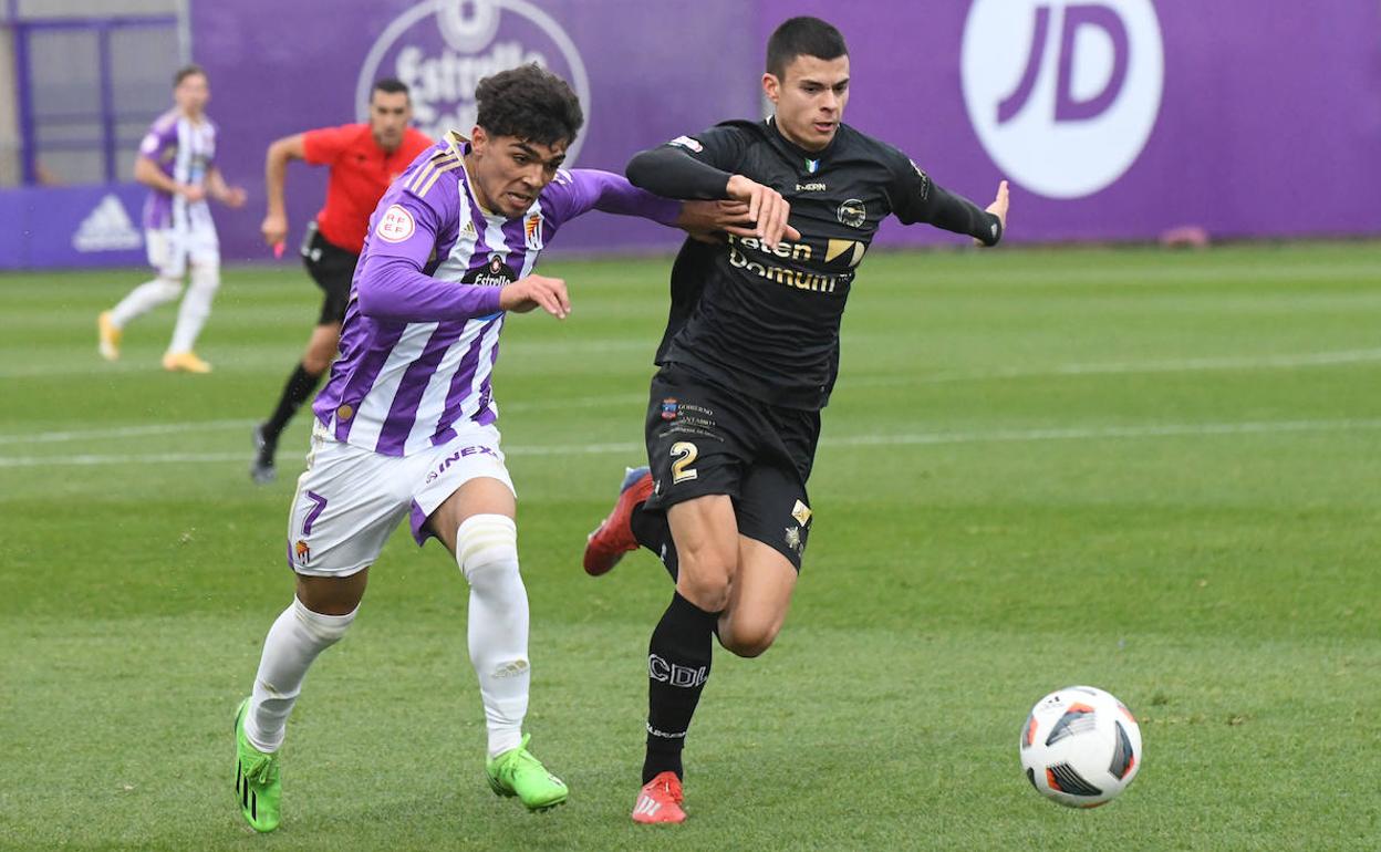 Arroyo, que fue expulsado, trata de superar a un rival en un anterior partido. 