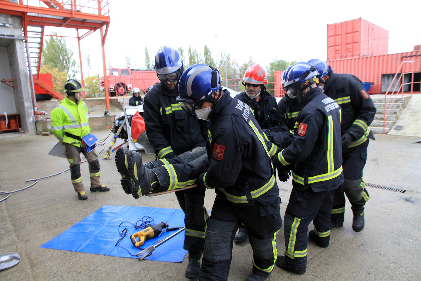 Rescate de los bomberos de Segovia en uno de los ejercicios ensayados en el parque de la capital.